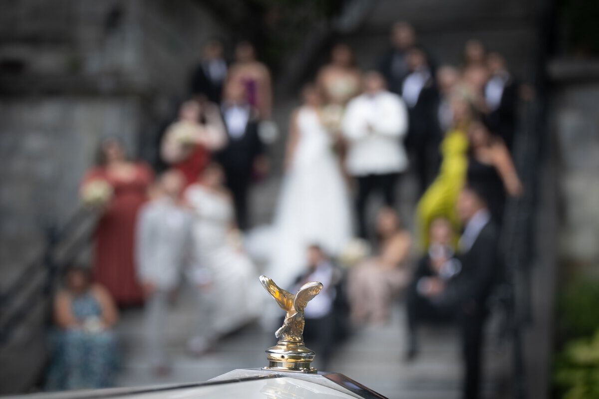 Photographie de groupe et famille avec voiture de luxe