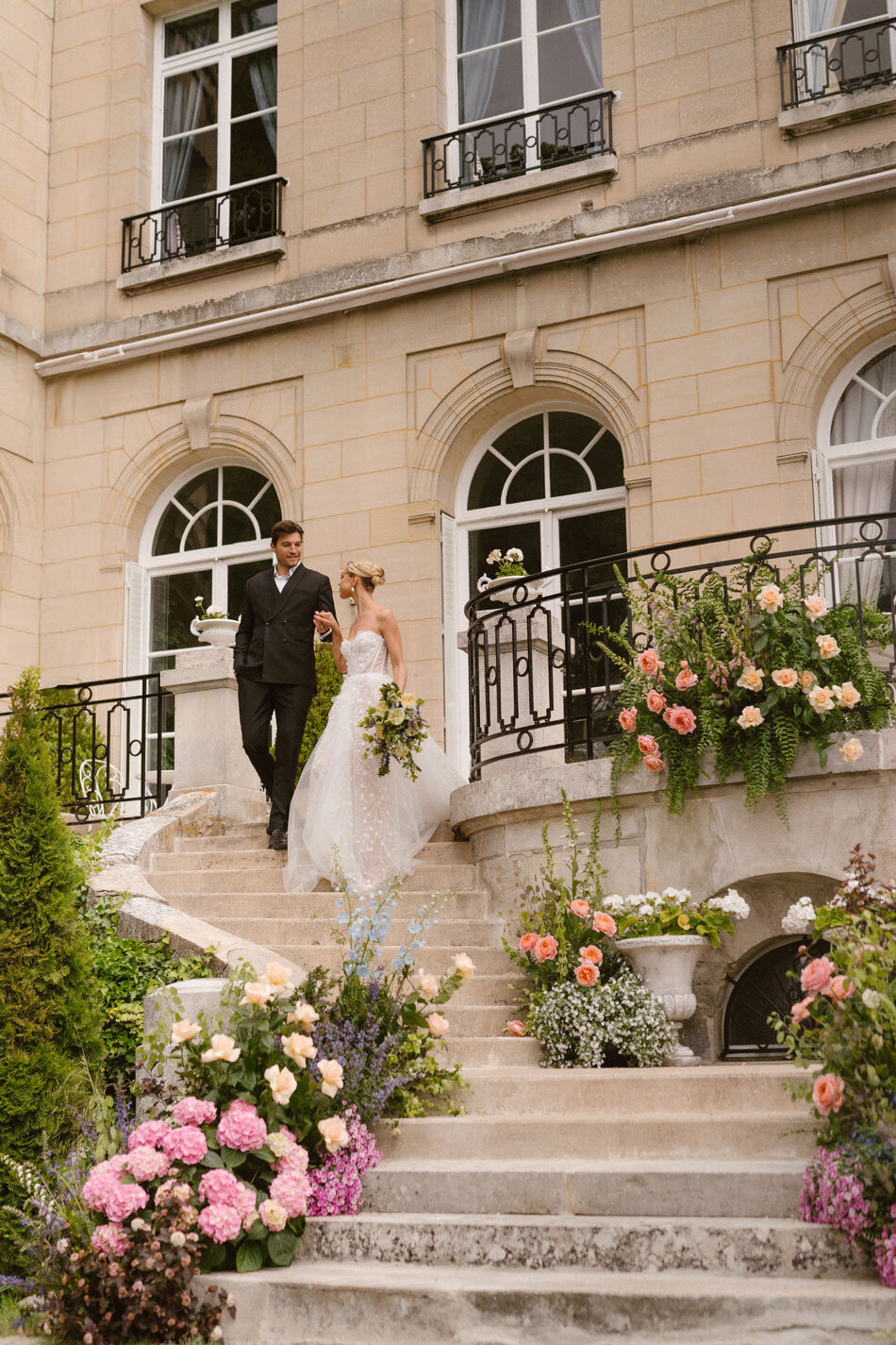 high-end-wedding-chateau-wedding-cake-meringue