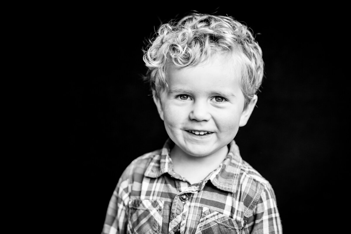 richmond-school-pictures-siblings-preschool-elementary-black-backdrop-fine-art-rva202