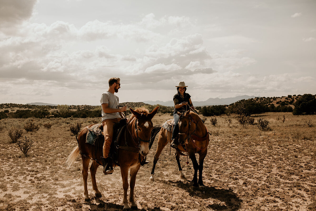 santa-fe-new-mexico-horseback-riding-engagement-photos (22)