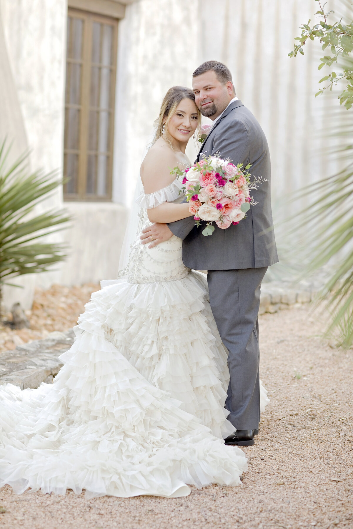 bride and groom-robin rogers photography-lost mission-hill coutry venue-hill country photographer