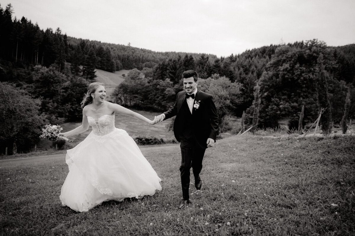 Berenice-et-Remy-mariage-couple-exterieur-foret2