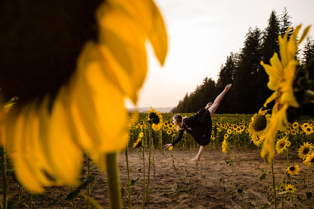 portrait-senior-highschool-dancer-sunflowers-spokane