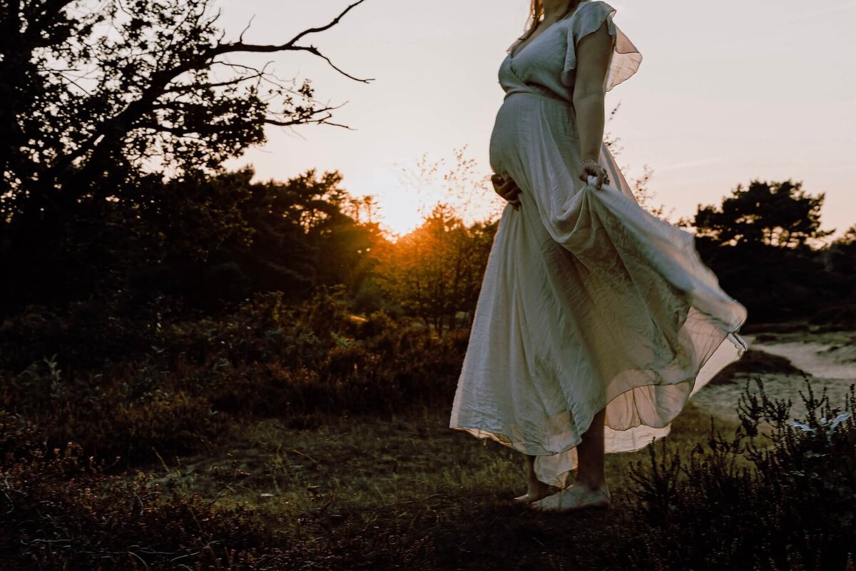 Zwangerschap fotoshoot tijdens zonsondergang Mascha Elzinga Fotografie