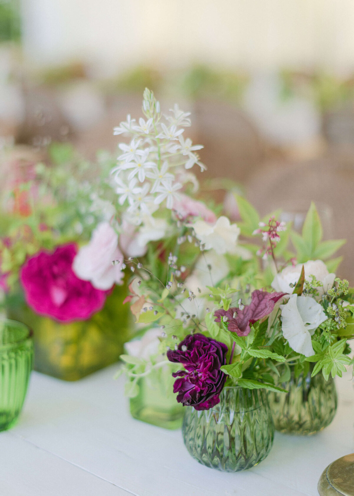 chloe-winstanley-weddings-tablesetting-green-florals