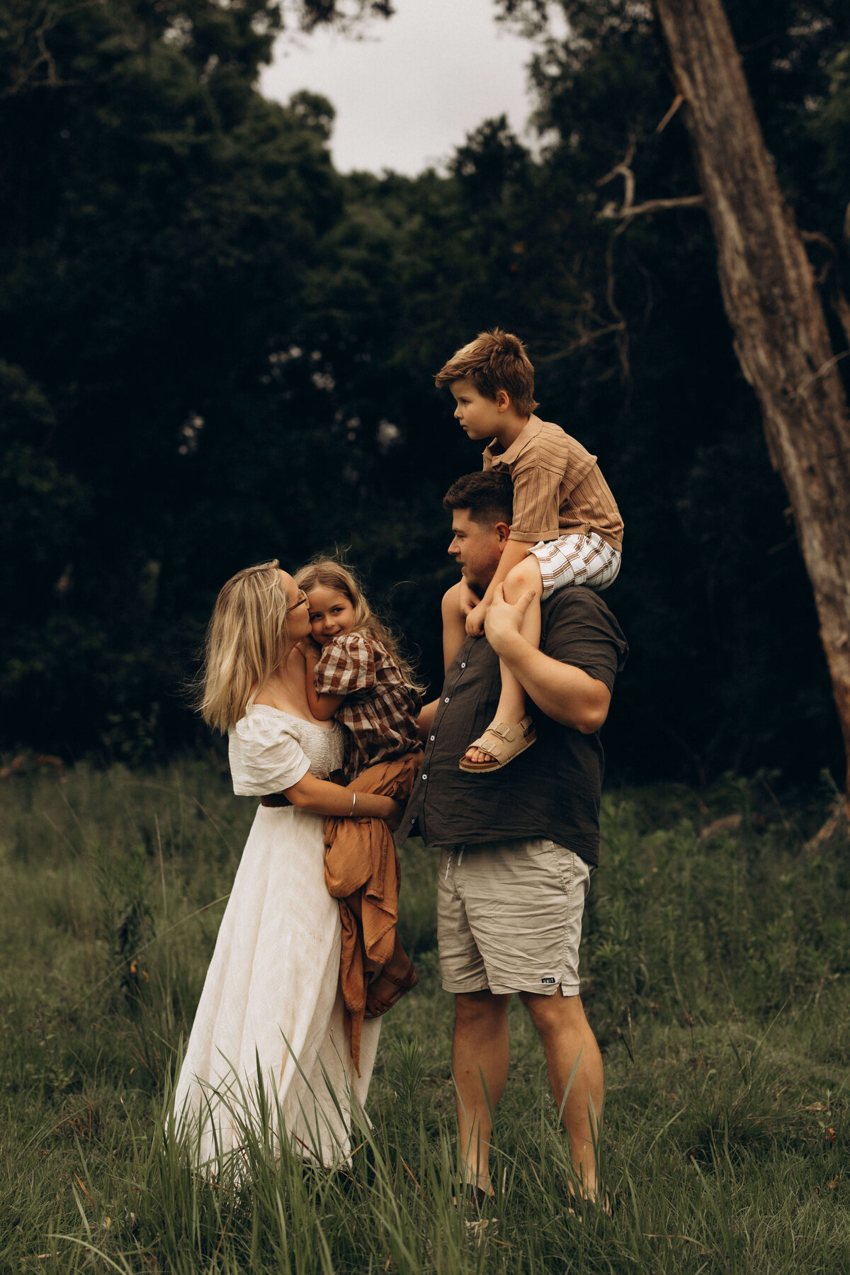Family-portrait-in-countryside-farm