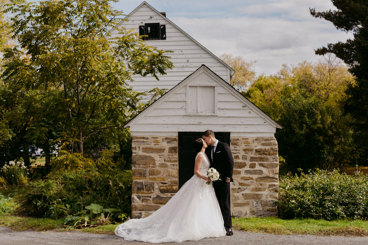 Fall_wedding_at_Billings_Estate_Museum_in_Ottawa-37