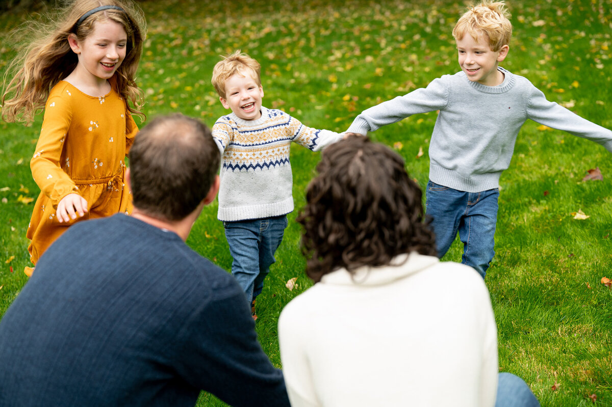 kidsplayingfamilyphoto