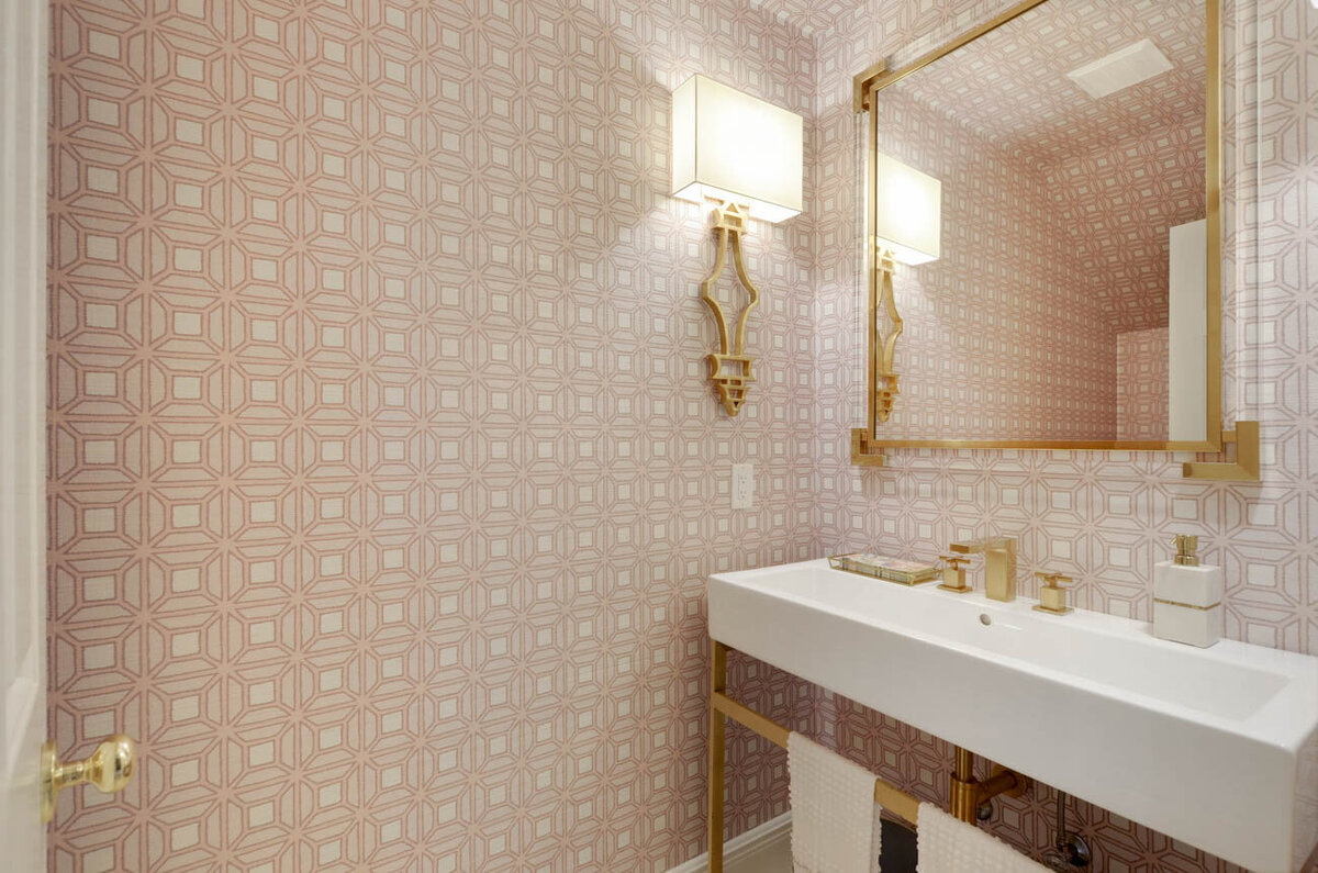 bathroom design with cream wallpaper