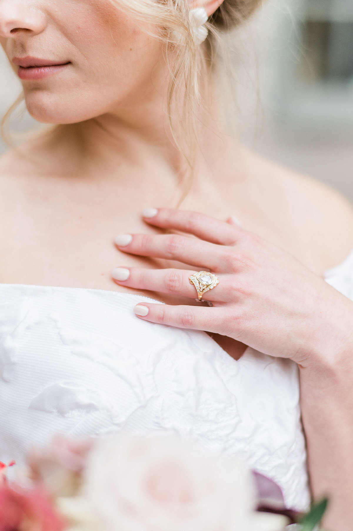 From grand celebrations to quiet exchanges, our luxury wedding photography in DC portrays the genuine beauty of your love story. Our fine art lens turns fleeting moments into everlasting art, against the backdrop of The Larz Anderson House's opulence.