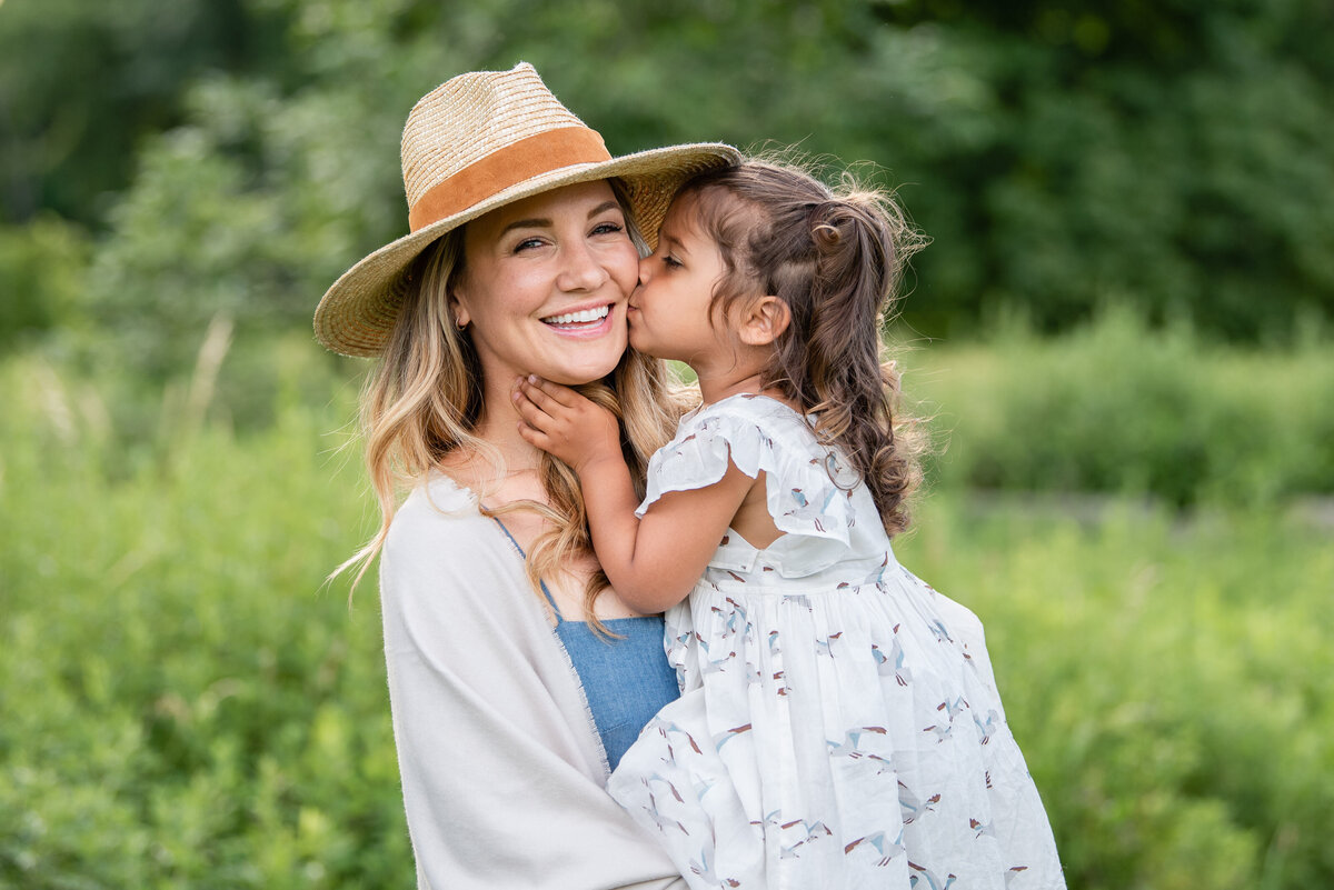 families-children-outdoors-rye-westchester-connecticut-photographer-new-york-photoshoot_connection_35