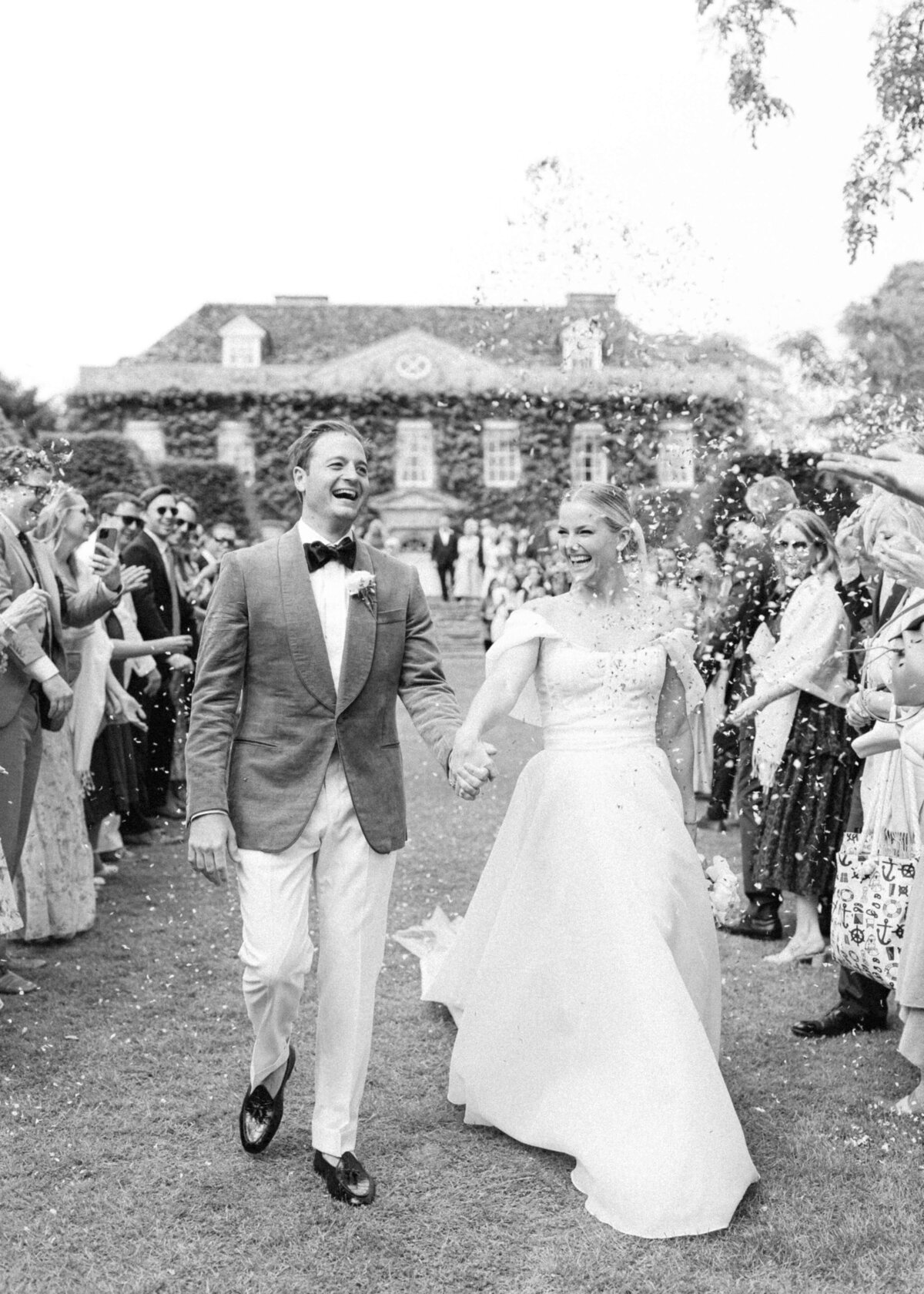chloe-winstanley-weddings-cotswolds-cornwell-manor-confetti-black-white