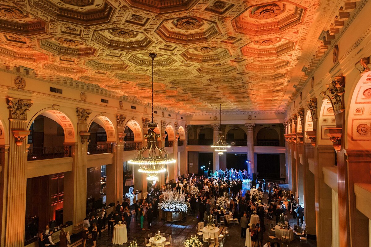 white and gold wedding reception at The Capital on Baronne4