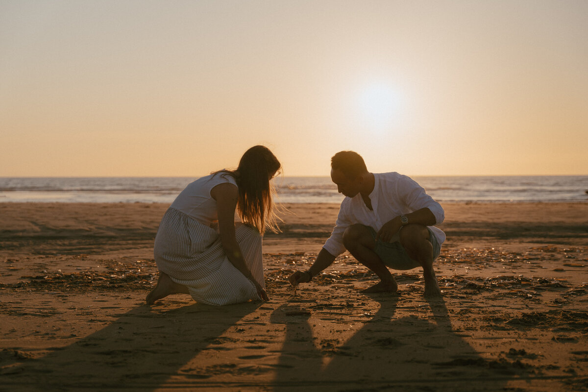 sunset-beach-engagement-photoshoot-couple-photographer-amsterdam-inhosuecapture-6