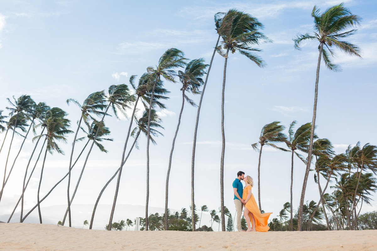 amazing Maui couples photo with palm trees