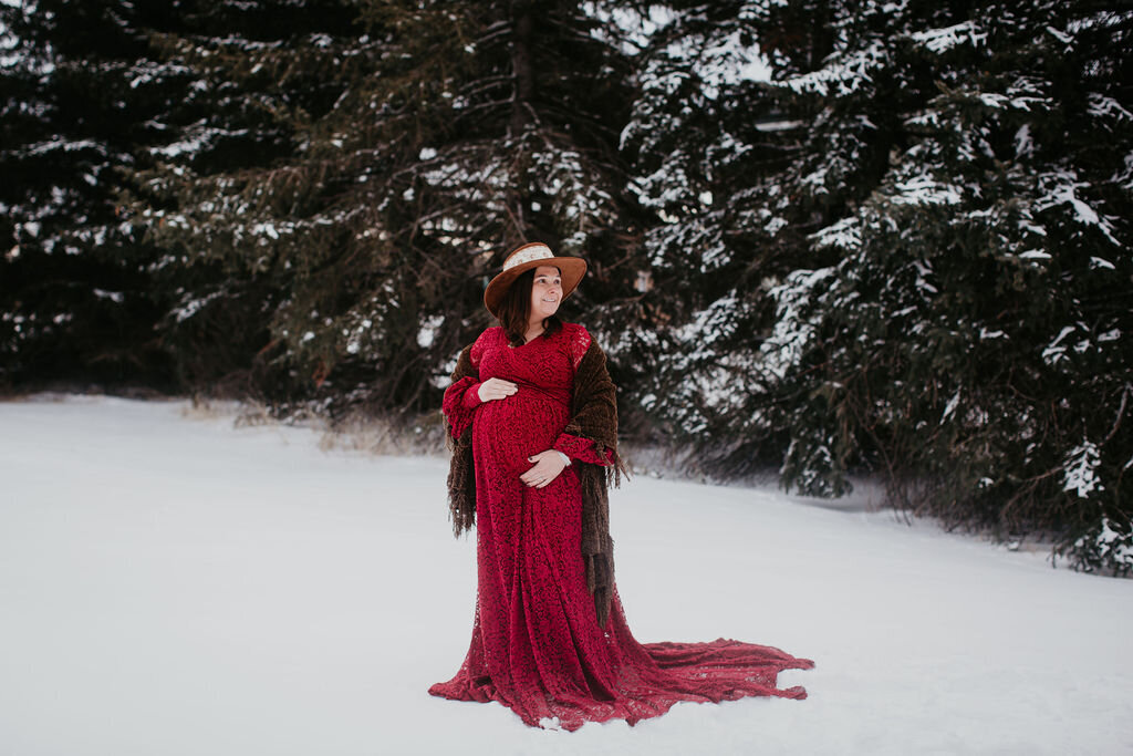 Maternity photoshoot in the snow