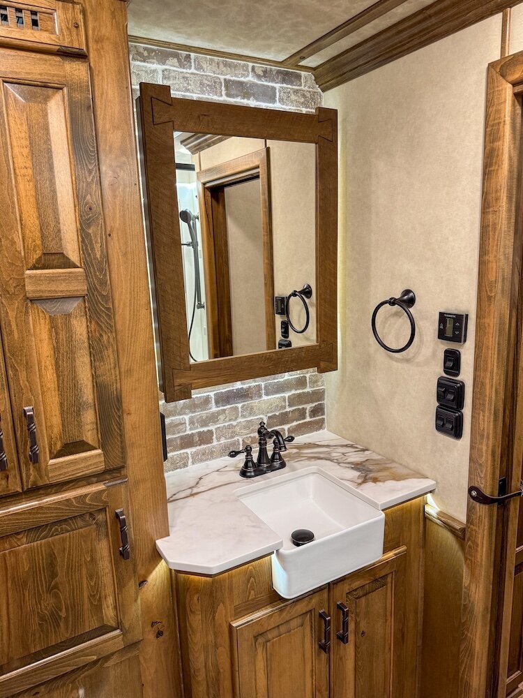 luxury-living-quarter-horse-trailers-trail-boss-conversions-bathrooms-28