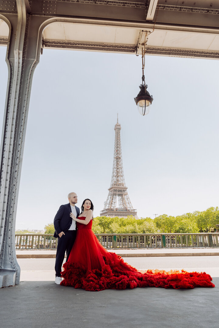 Bir Hakeim Bridge couple session, red princess gown, Eiffel Tower backdrop, romantic Paris photoshoot