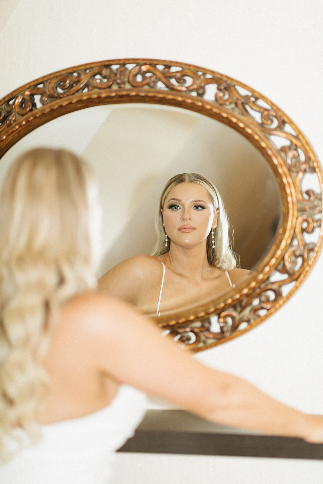 bridal-mirror-portrait-connecticut-wedding-planner