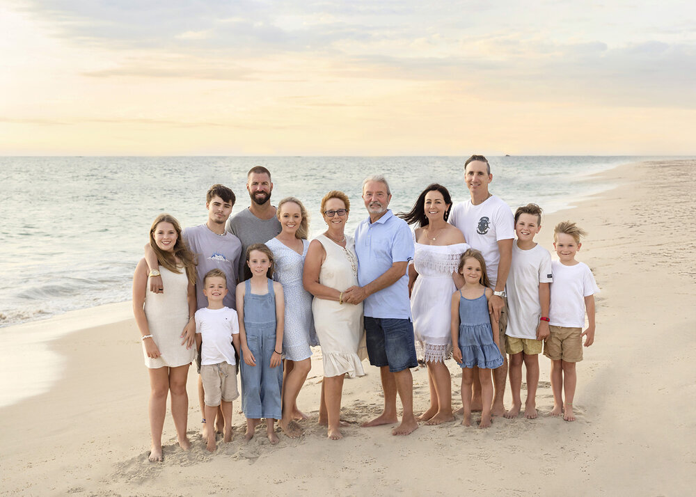 FAMILY_LARGEFAMILYATTHEBEACHGRANDPARENTSKIDS