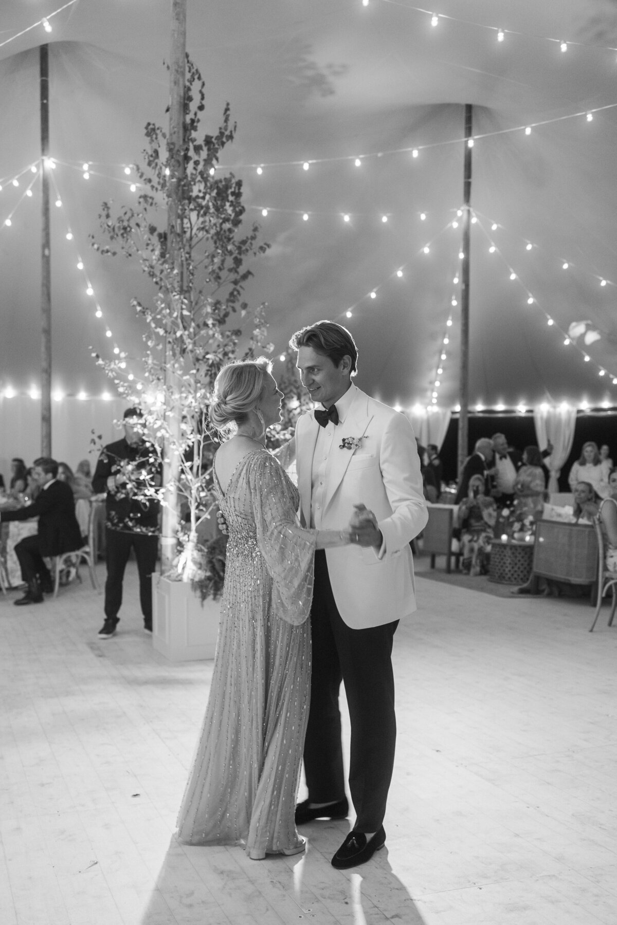 Marthas-vineyard-wedding-planner-kg-events-design-luxury-destination-weddings-private-events-corporate-events-edgartown-ma-event-designer-outdoor-tented-wedding-reception-island-wedding-vogue-wedding-pohogonot-40