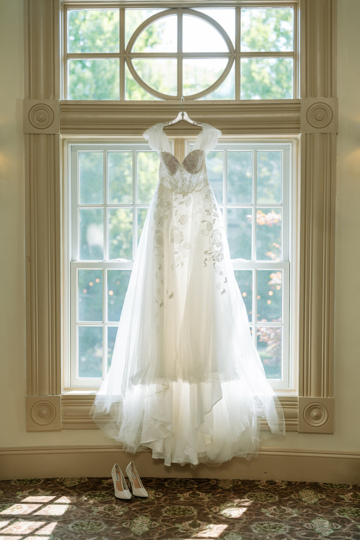 Kylie+TommyOldeMillInnWedding