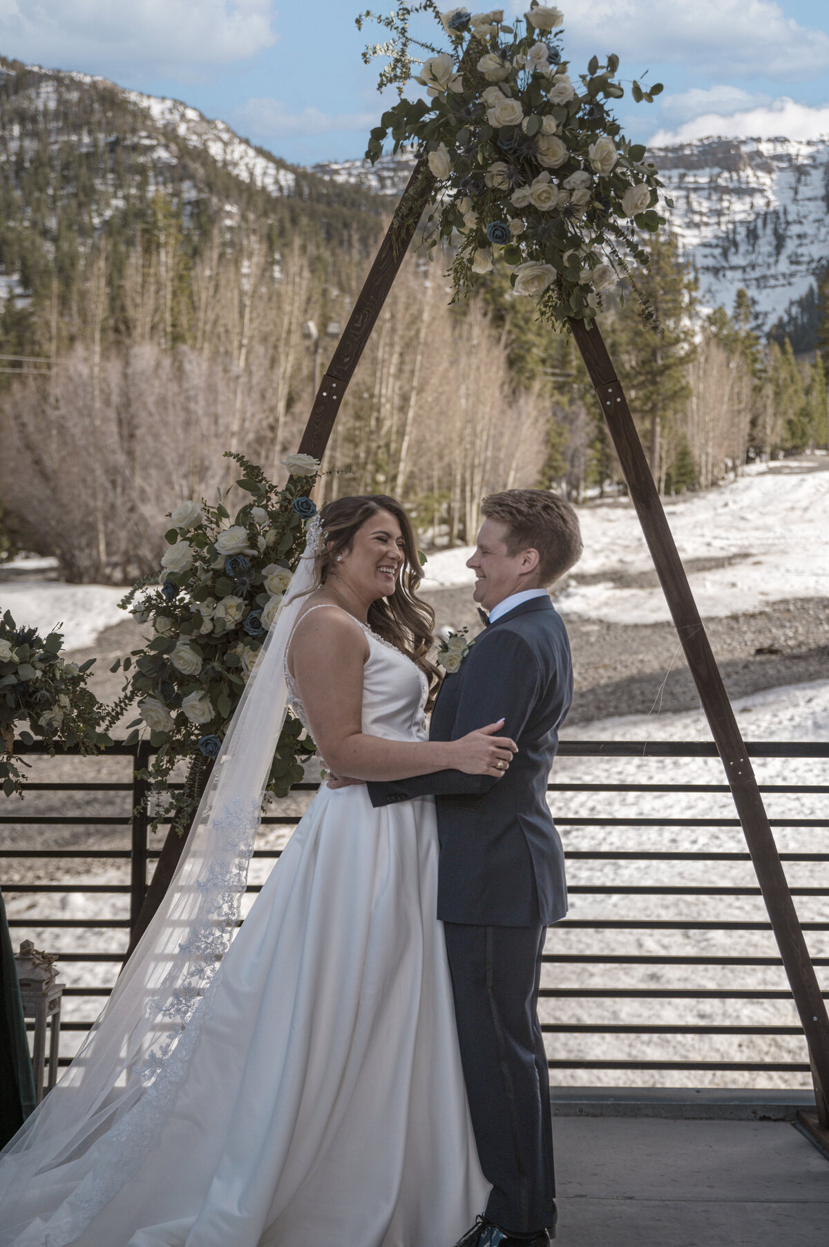 lincoln-outdoor-wedding-couple-kiss-legacy-in-light (42)