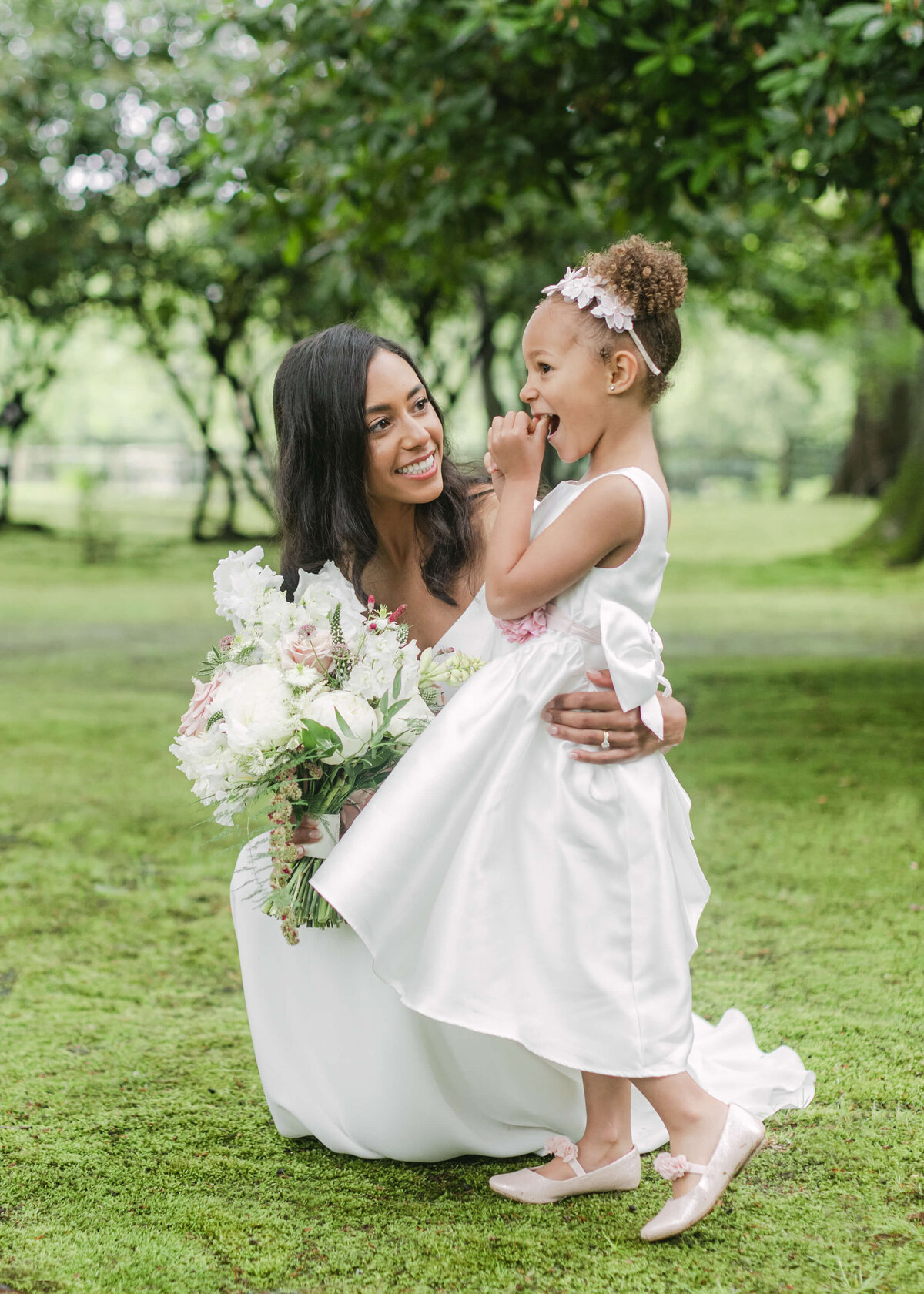 chloe-winstanley-weddings-bride-flower-girl-bow-dress