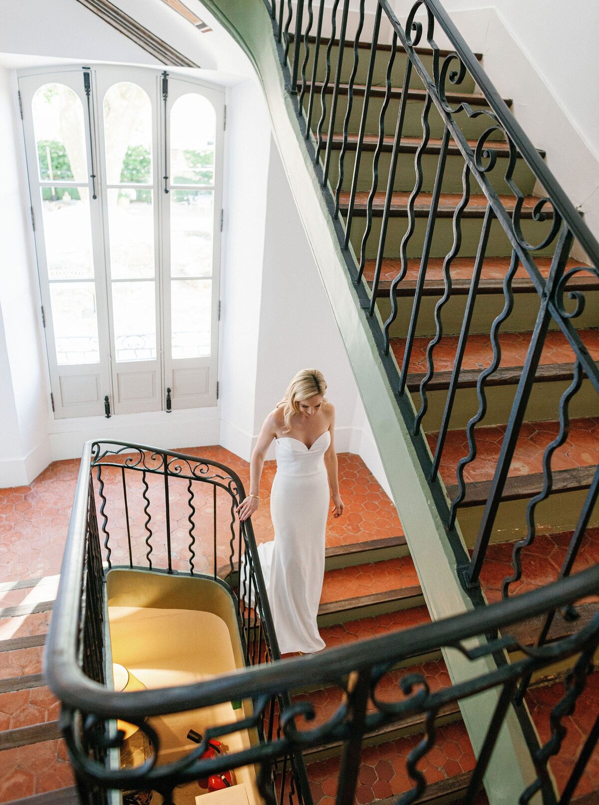 bride-chateau-stairs-first-look