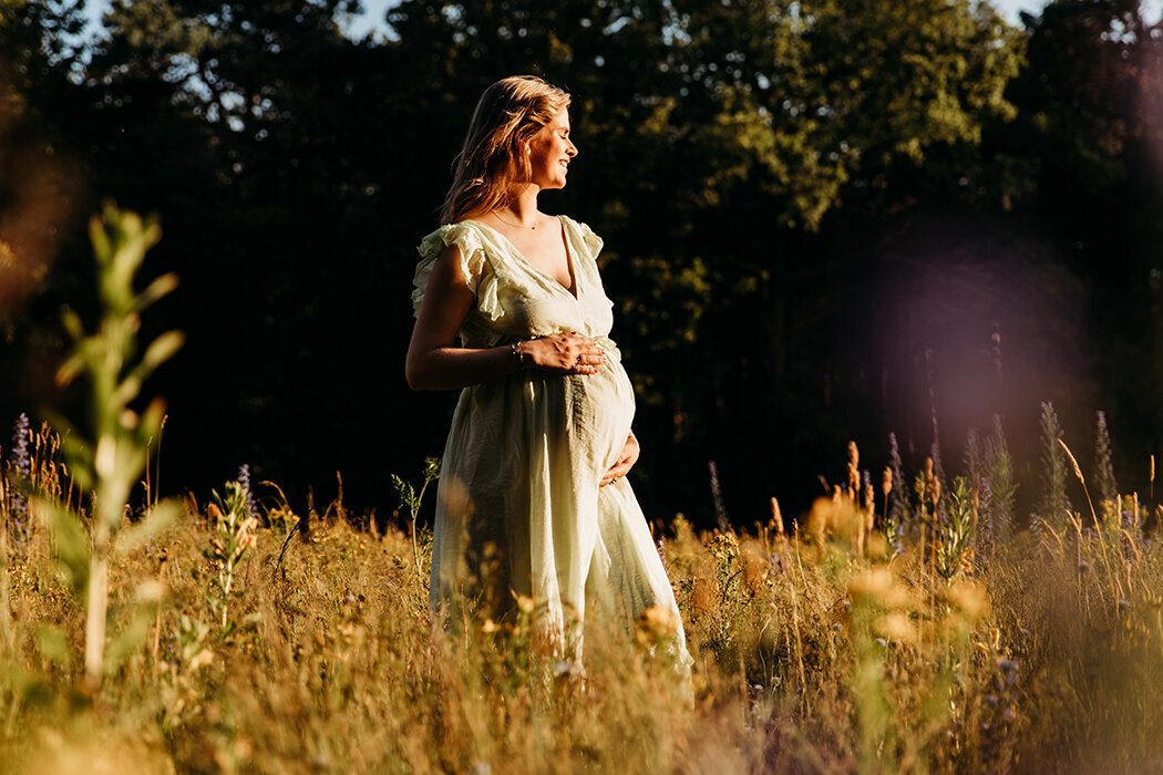 Goldenhourzwangerschapsshoot, buikfotoshootbrabant, zwangerschapsfotograafbrabant, zwangerschapsoutfitinspo, goldenhourbloemenveld, zundert, rucphen, schijf, rijsbergen, ettenleur, halderberge,