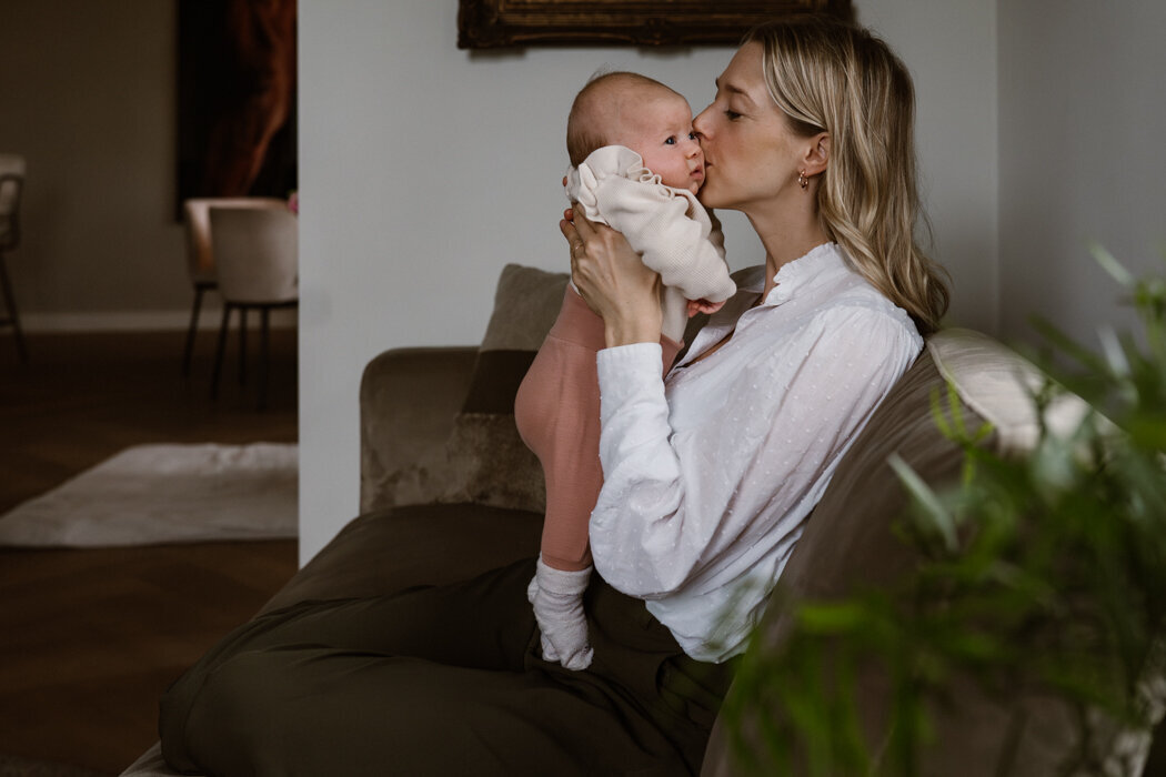 Heerlijke newbornshoot in en rondom het huis. Samen knuffelen, spelen, flesje geven en buiten de dieren eten geven.