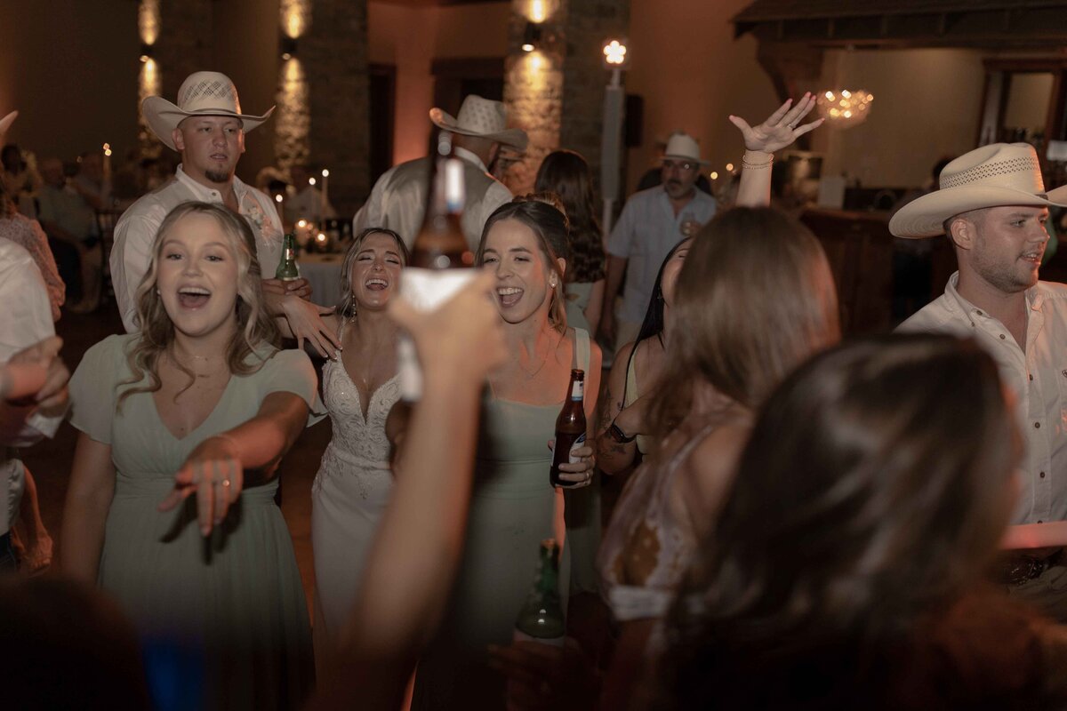 Dakota&Hope'sSneakPeeks-courtneyagaryphotography-53