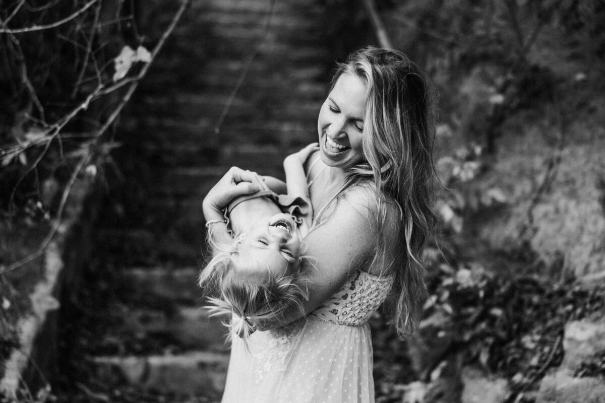 mom-with-toddler-laughs