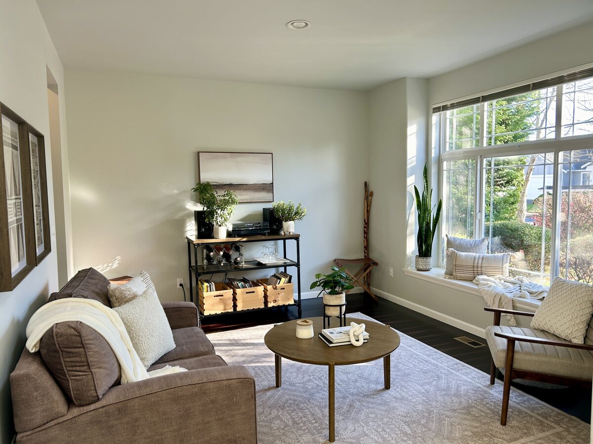 occupied-home-staging-snohomish-county-living-room-after-modernmollusk