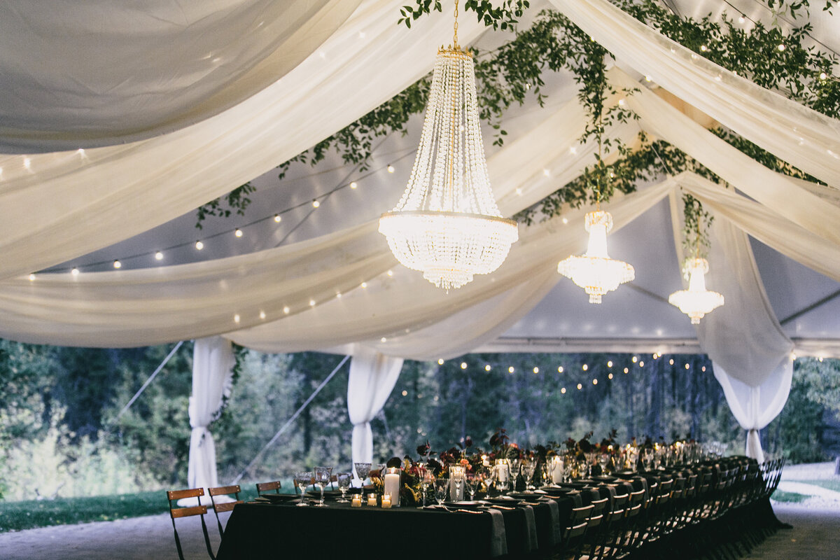 table setting with chandelier