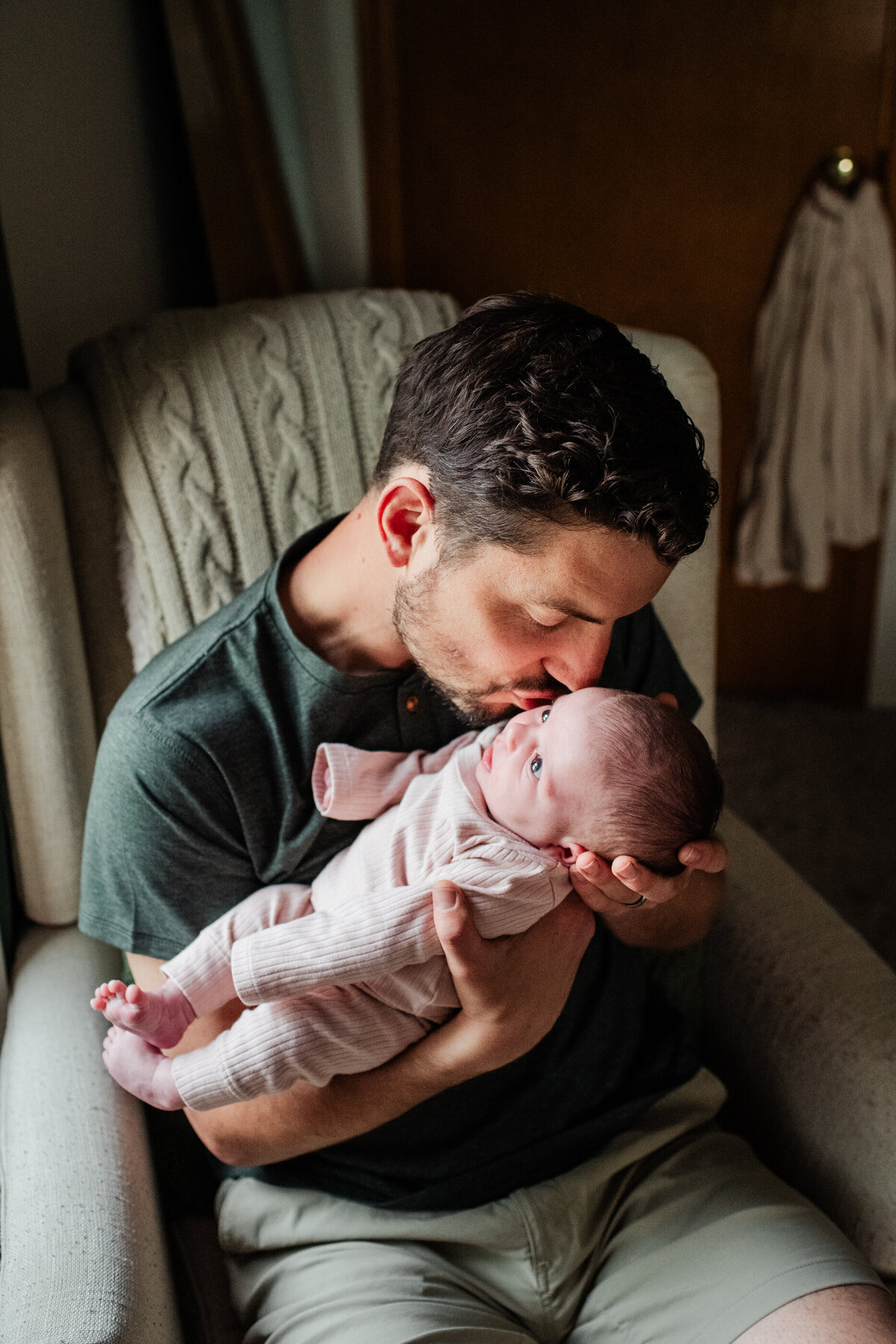 Dad kissing baby lifestyle newborn photo ideas at home spokane