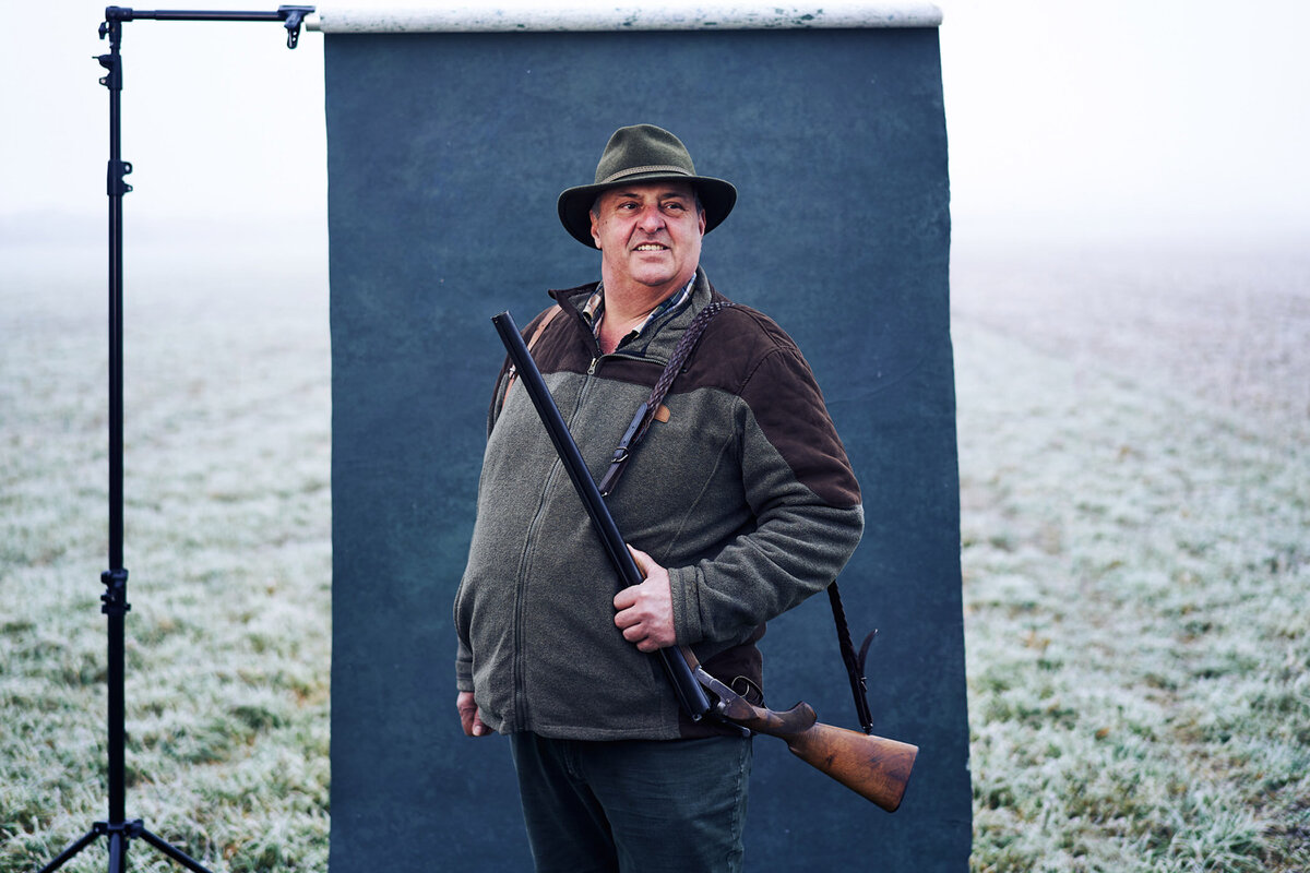 Fine Art Portrait eines Jägers in winterlicher Landschaft – aufgenommen mit mobilem Studio-Setup. Fotografiert von Atelier Schulte, bekannt für authentische Portraitfotografie mit Charakter.