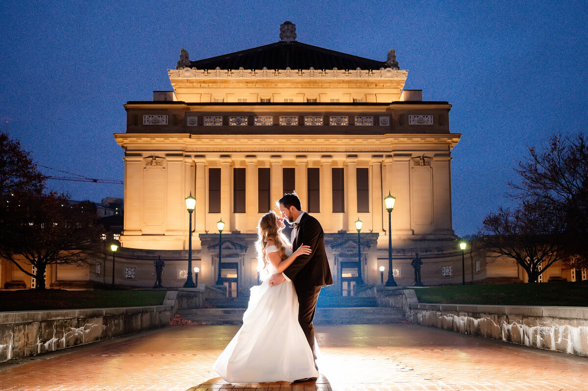 amazing wedding picture in front of soldiers and sailors memorial hall oakland pittsburgh