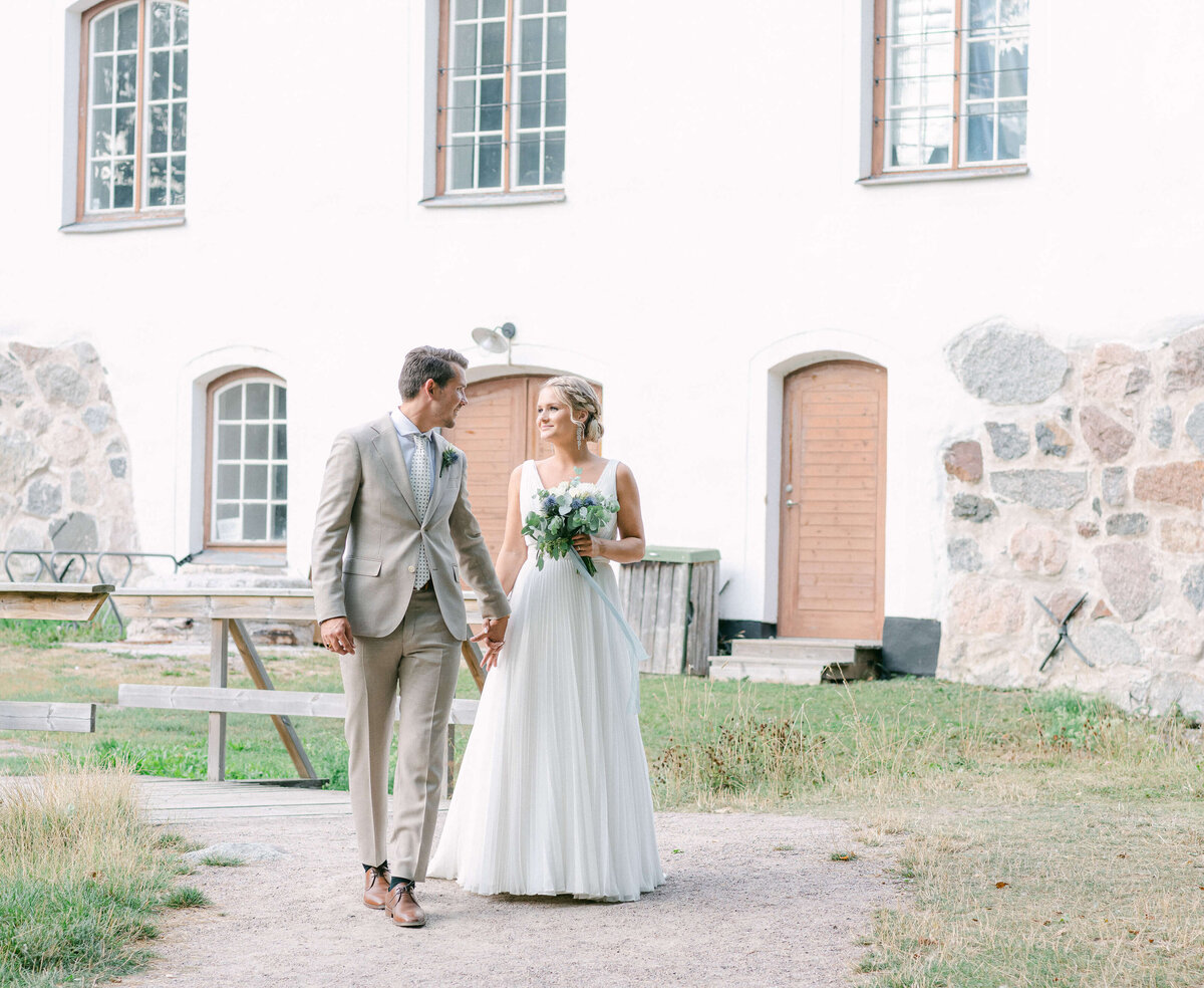 Wedding photographer Stockholm helloalora wedding portraits outdoor wedding in Uppsala