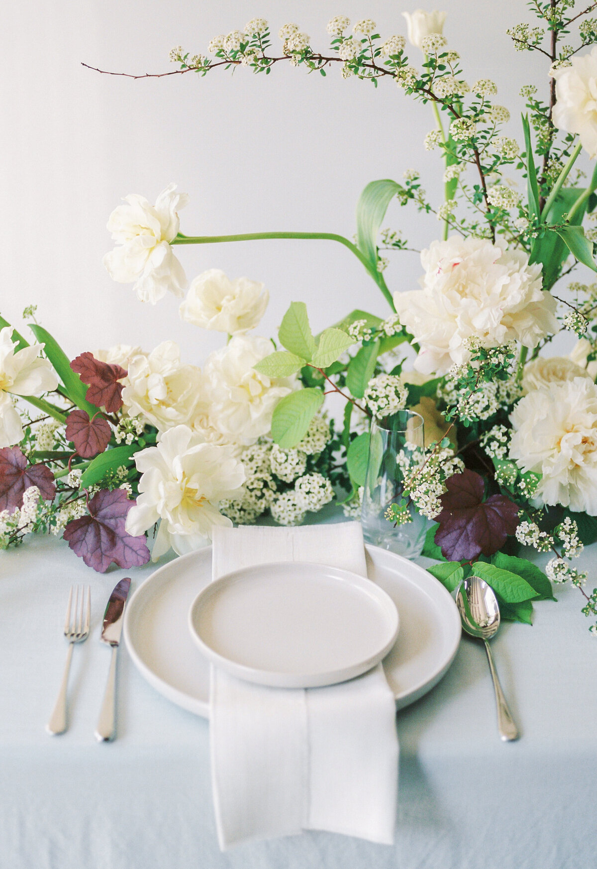 Lush and elegant white table flowers at a Montreal wedding.