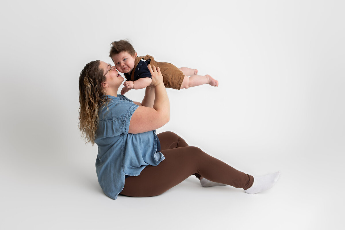 Minimalist mommy and me photoshoot