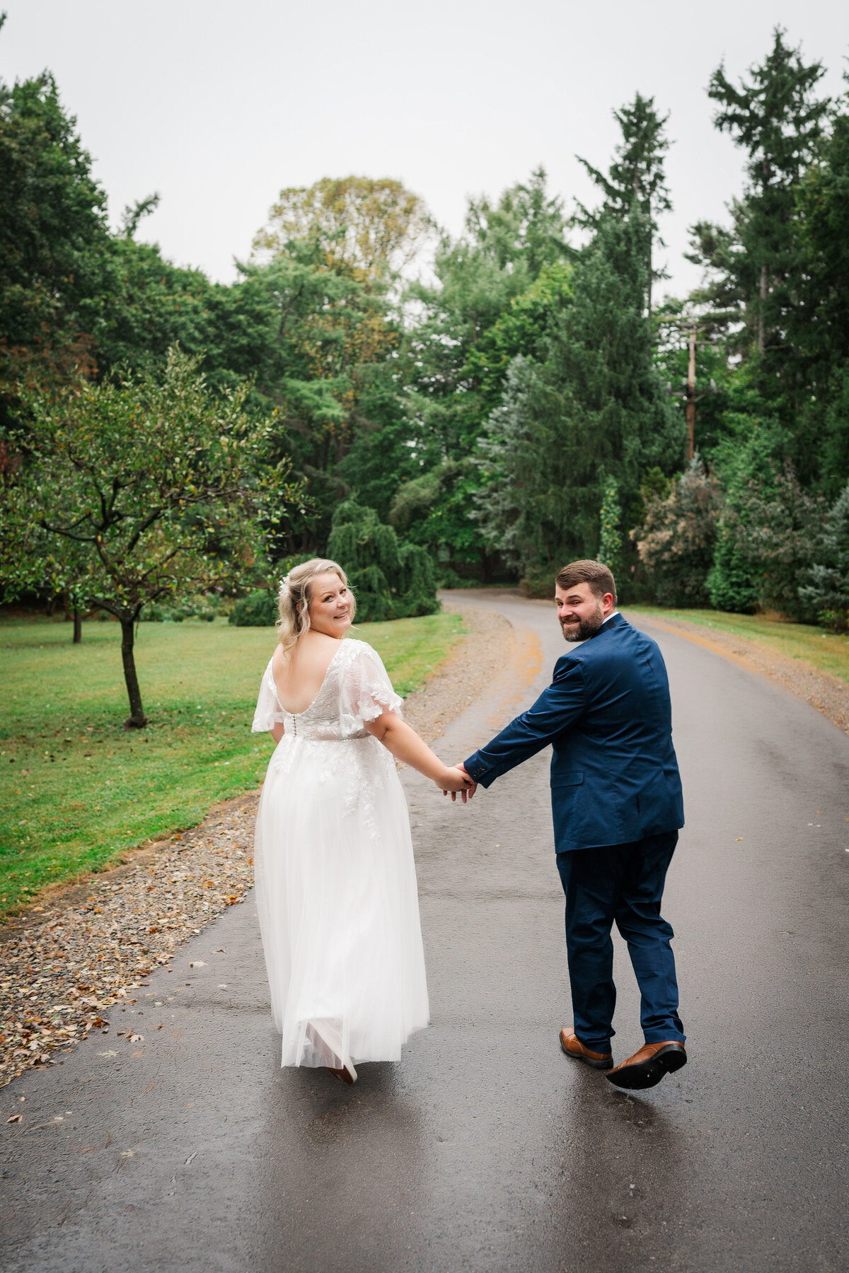 wedding couple walking down main entrance to the Hyeholde restaurant