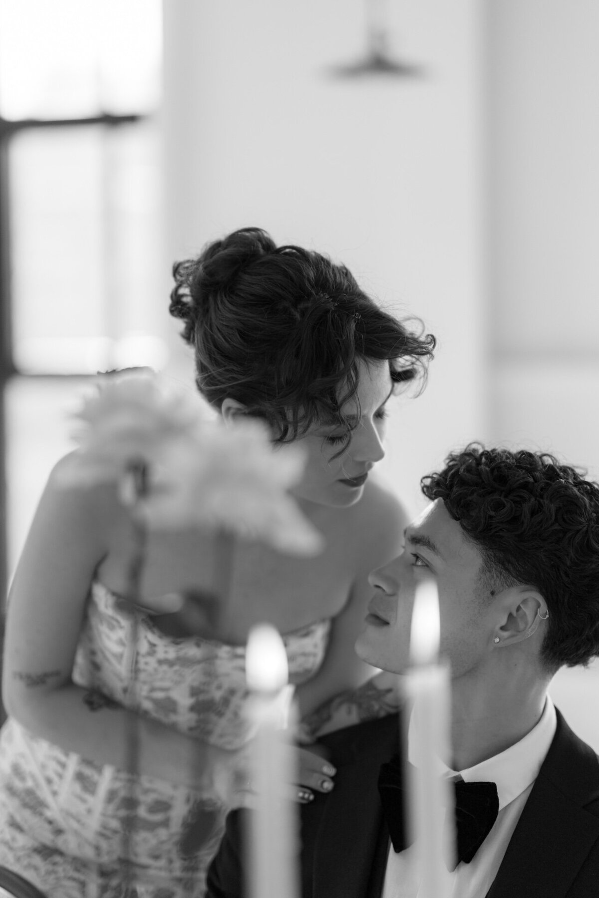 timeless-romantic-luxury-wedding-weddingbreakfast-kiss-brideandgroom-london-photography