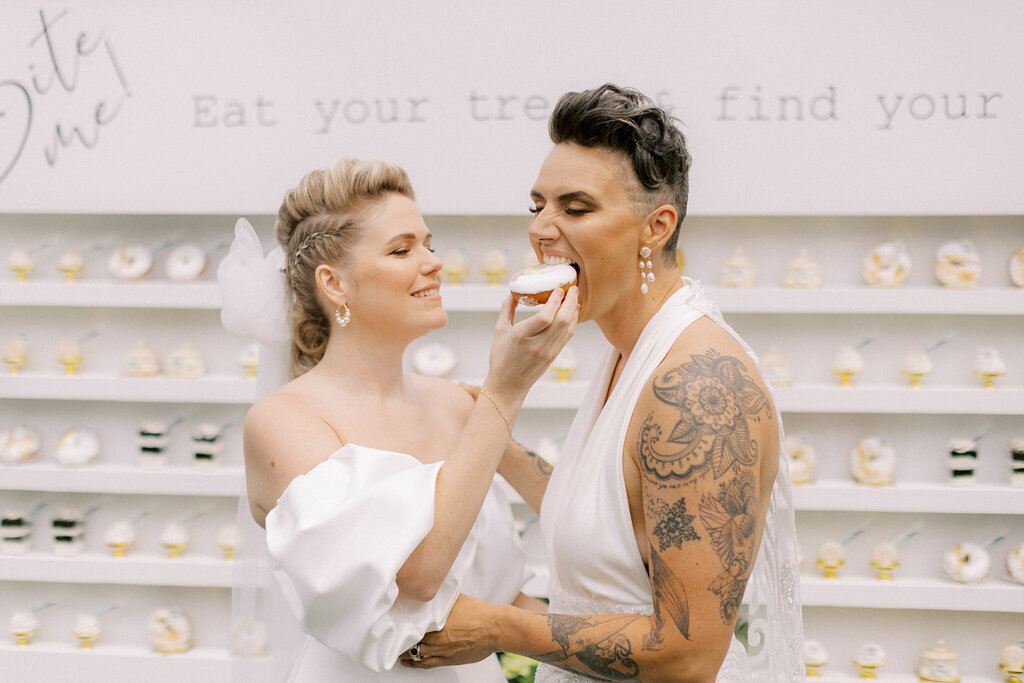 Couple eating wedding cake at Sugar Pine Island, a romantic wedding venue in Foothills, Alberta, featured on the Brontë Bride Vendor Guide.