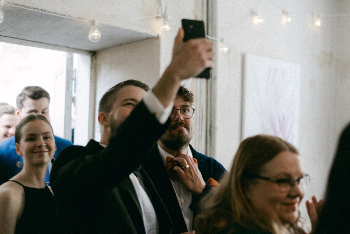 A documentary wedding  photo of guests leaving the wedding ceremony in the orangerie in Oitbacka gård captured by wedding photographer Hannika Gabrielsson in Finland