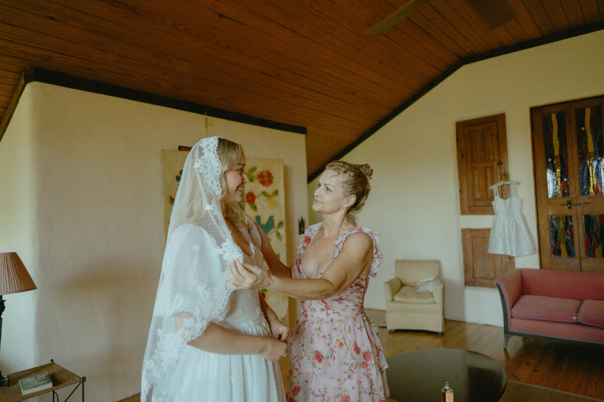 Chloe&ThomasWeddingPhotos_Previews_AustinWeddingPhotographer_HereafterFilms-11