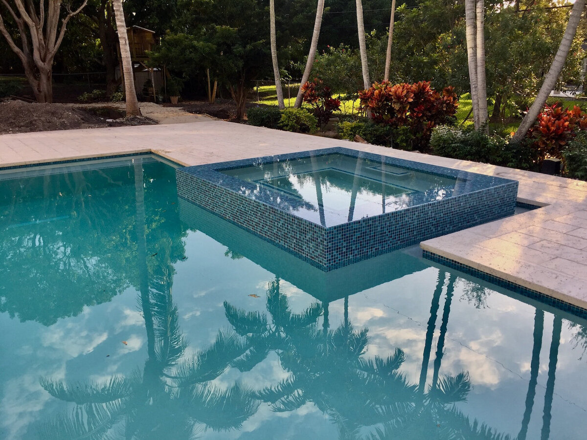 elevated-spa-and-pool-closeup..