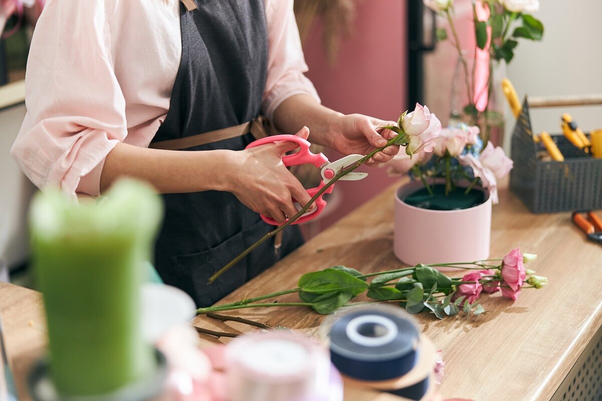 professional-florist-young-woman-is-doing-bouquets-flower-shop