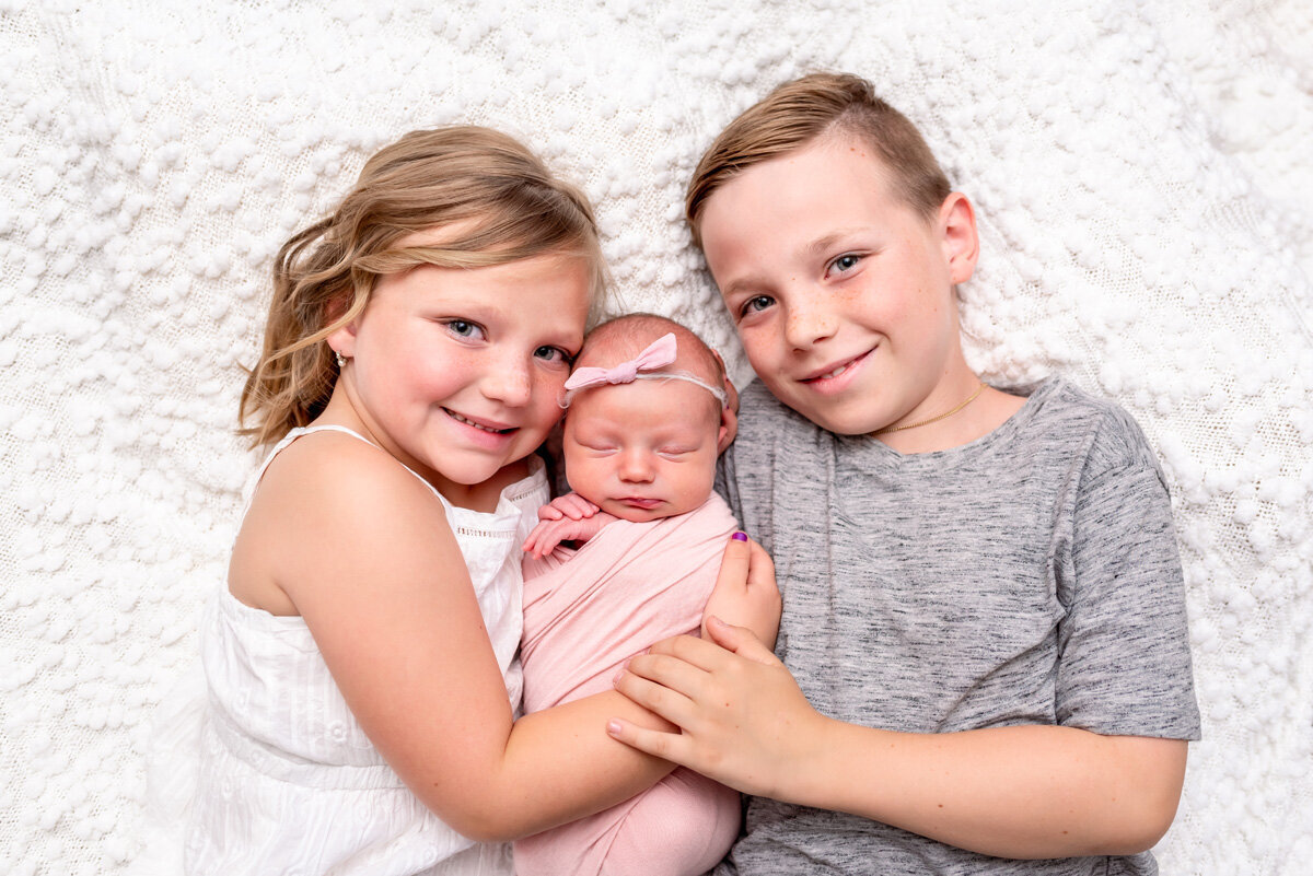 parker-new-baby-in-home-session-siblings