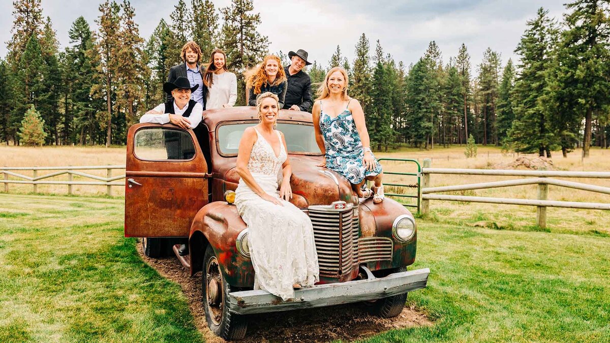 Wedding-guests-antique-truck